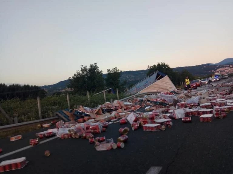 Χάος μετά από ανατροπή νταλίκας στην Εγνατία (εικόνες)